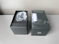 Bluetooth vibrācijas skaļrunis ADiN 26W ar tālvadības pulti, FM radio un atmiņas kartes atbalstu.