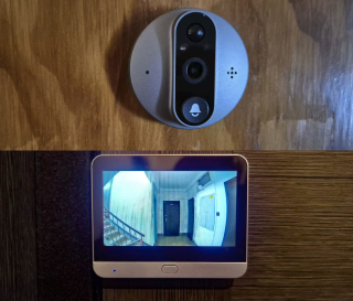 Дверной видеоглазок с экраном, кнопкой вызова и Wi-Fi. С двухсторонней связью. Домофон.